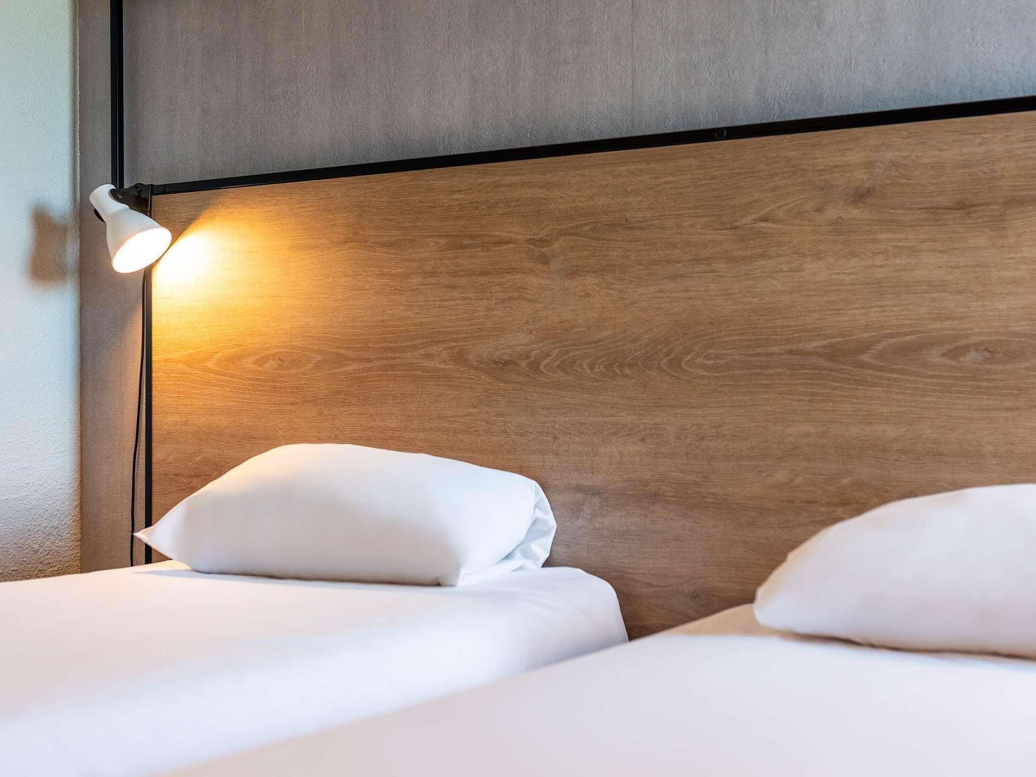 Standaard kamer, 2 eenpersoonsbedden | Een bureau, een laptopwerkplek, gratis wifi, beddengoed