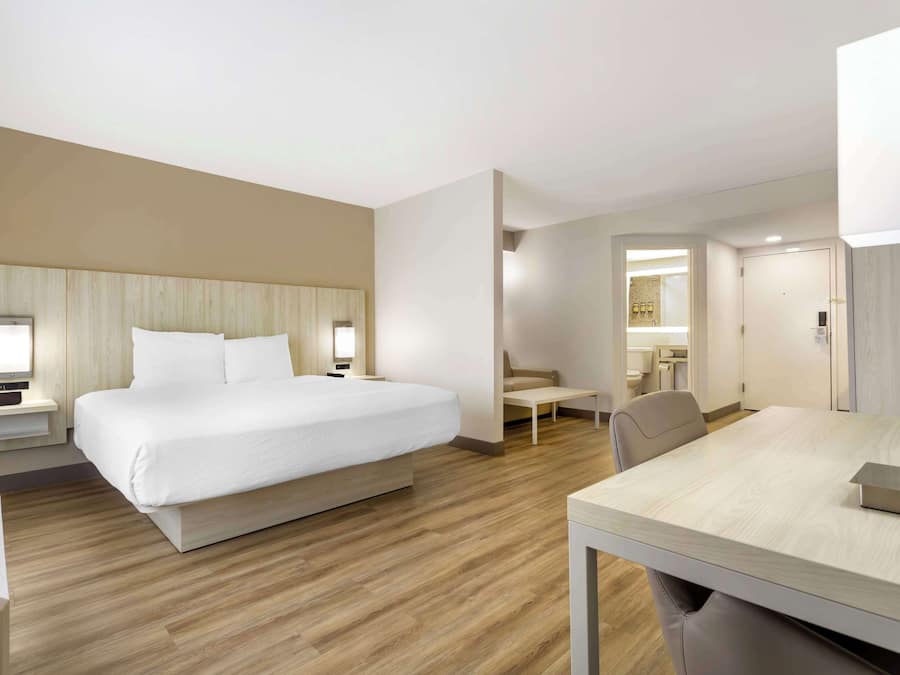 Suíte, 1 cama King, para não fumantes, geladeira e micro-ondas (Larger Room;with Sofabed) | Roupas de cama premium, escrivaninha, espaço de trabalho para notebook