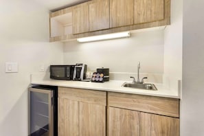 Suite, 1 King-Bett, Nichtraucher, Kühlschrank und Mikrowelle (Larger Room;with Sofabed) | Hochwertige Bettwaren, Schreibtisch, laptopgeeigneter Arbeitsplatz