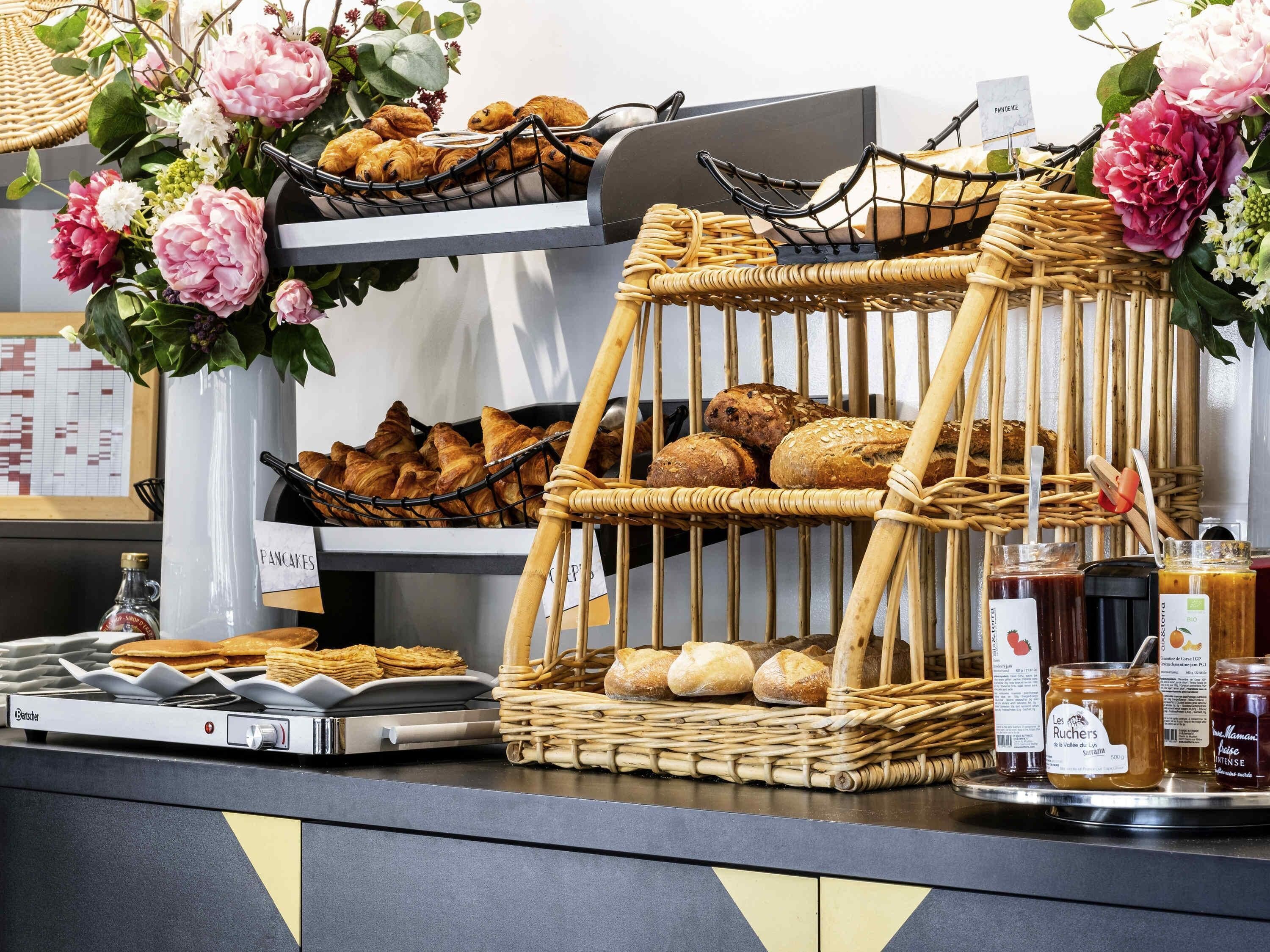 Daily buffet breakfast (EUR 19.50 per person)