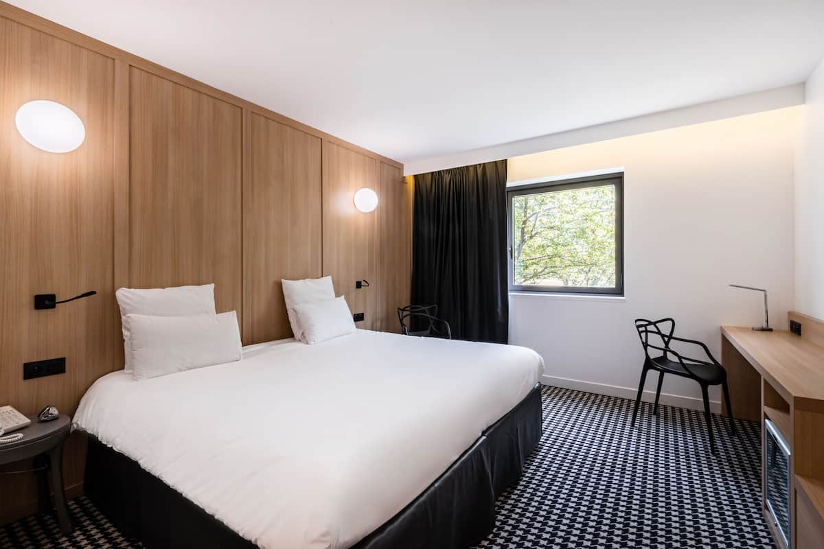 Escritorio, cortinas blackout y sistema de insonorización