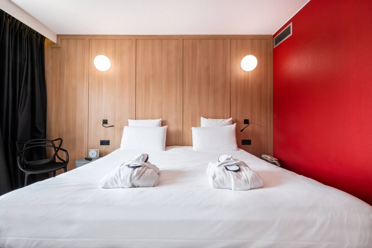 privilege, room, 1 double bed | desk, blackout curtains, soundproofing, iron/ironing board