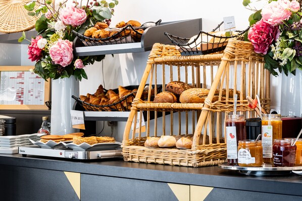 Daily buffet breakfast (EUR 19.50 per person)