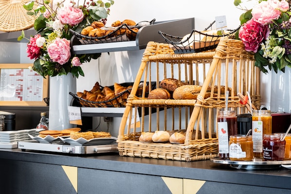 Daily buffet breakfast (EUR 19.50 per person)