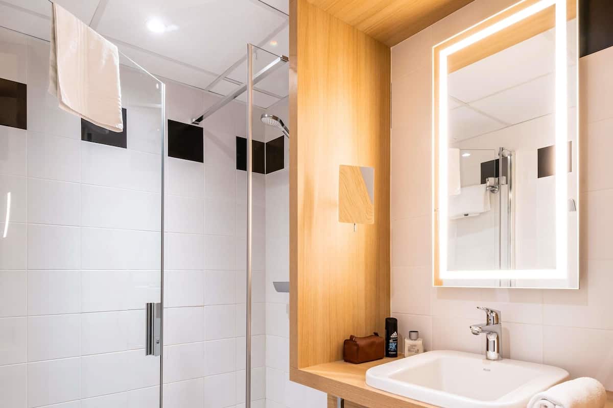 Schreibtisch, Verdunkelungsvorhänge, schallisolierte Zimmer