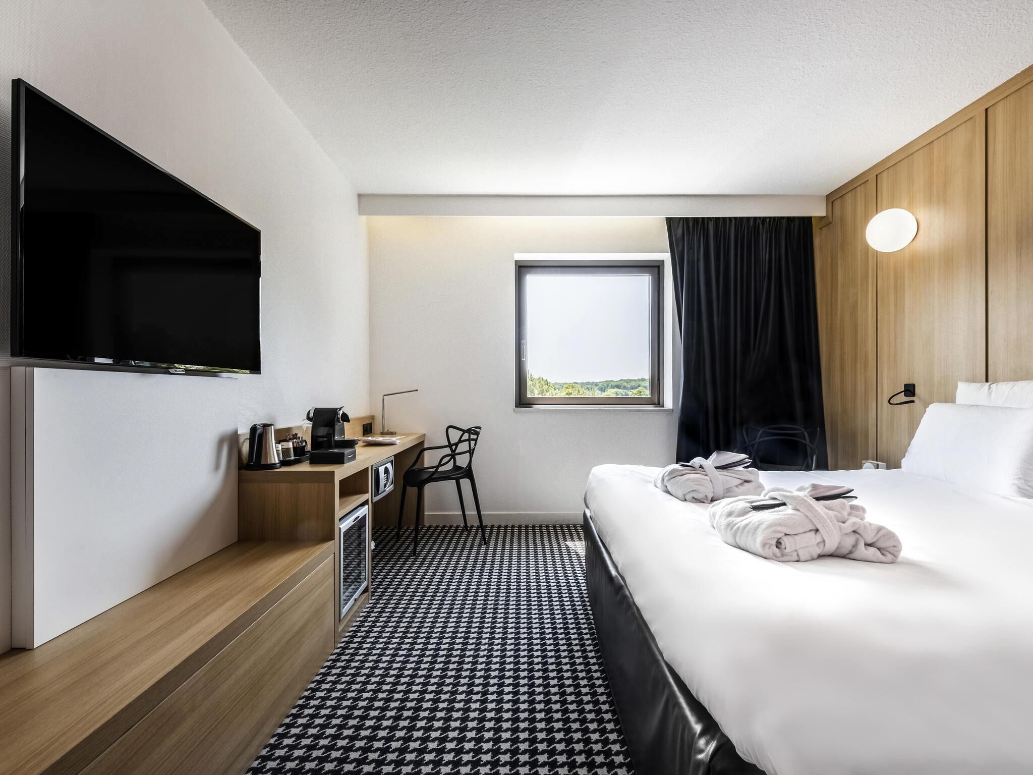 Privilege, Room, 1 Double Bed | Desk, blackout curtains, soundproofing, iron/ironing board