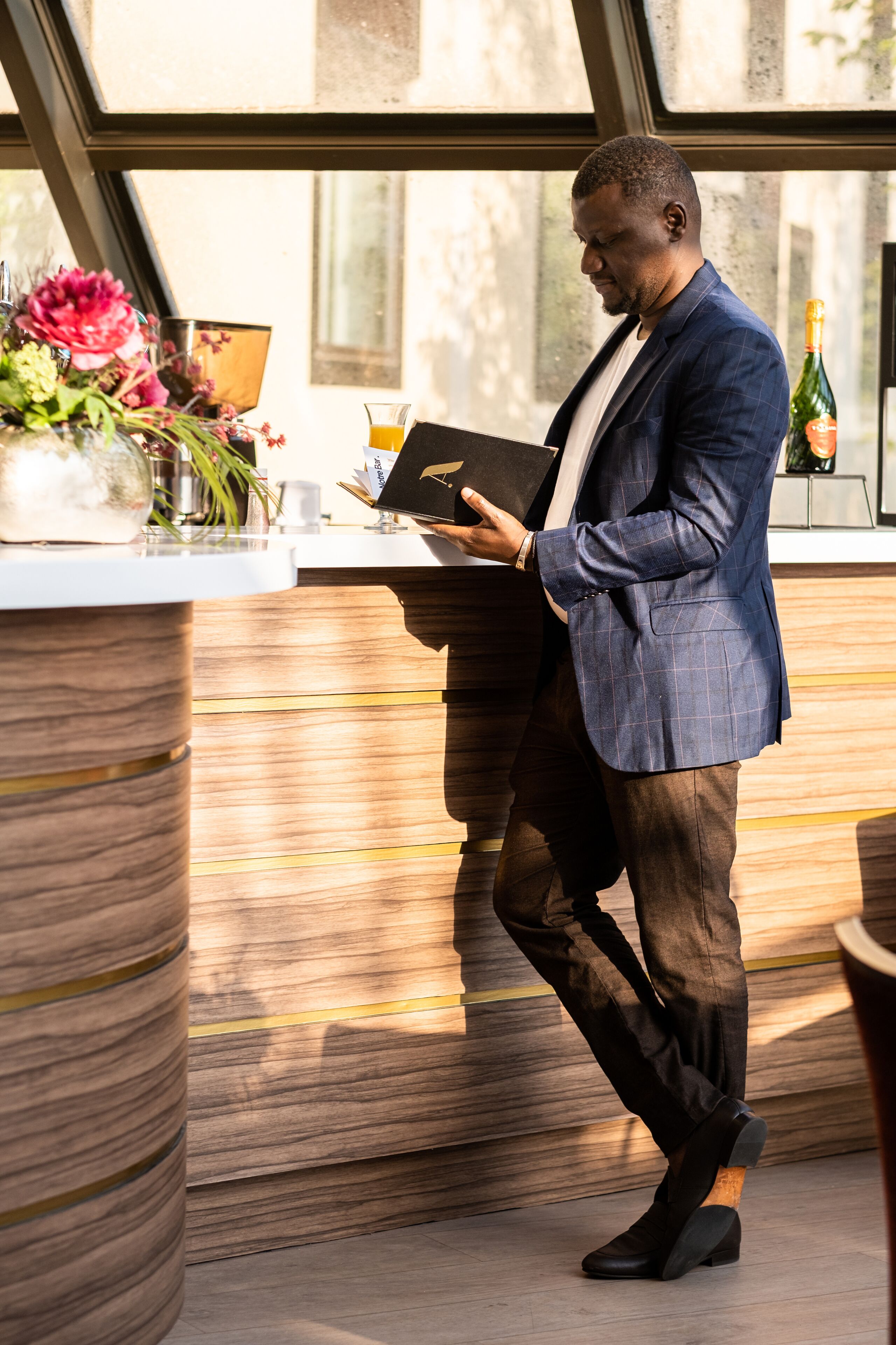 serves breakfast and dinner