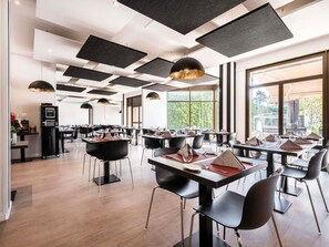 Dinner served, French cuisine, garden views  - Mercure Tours Sud (Joue-les-Tours)