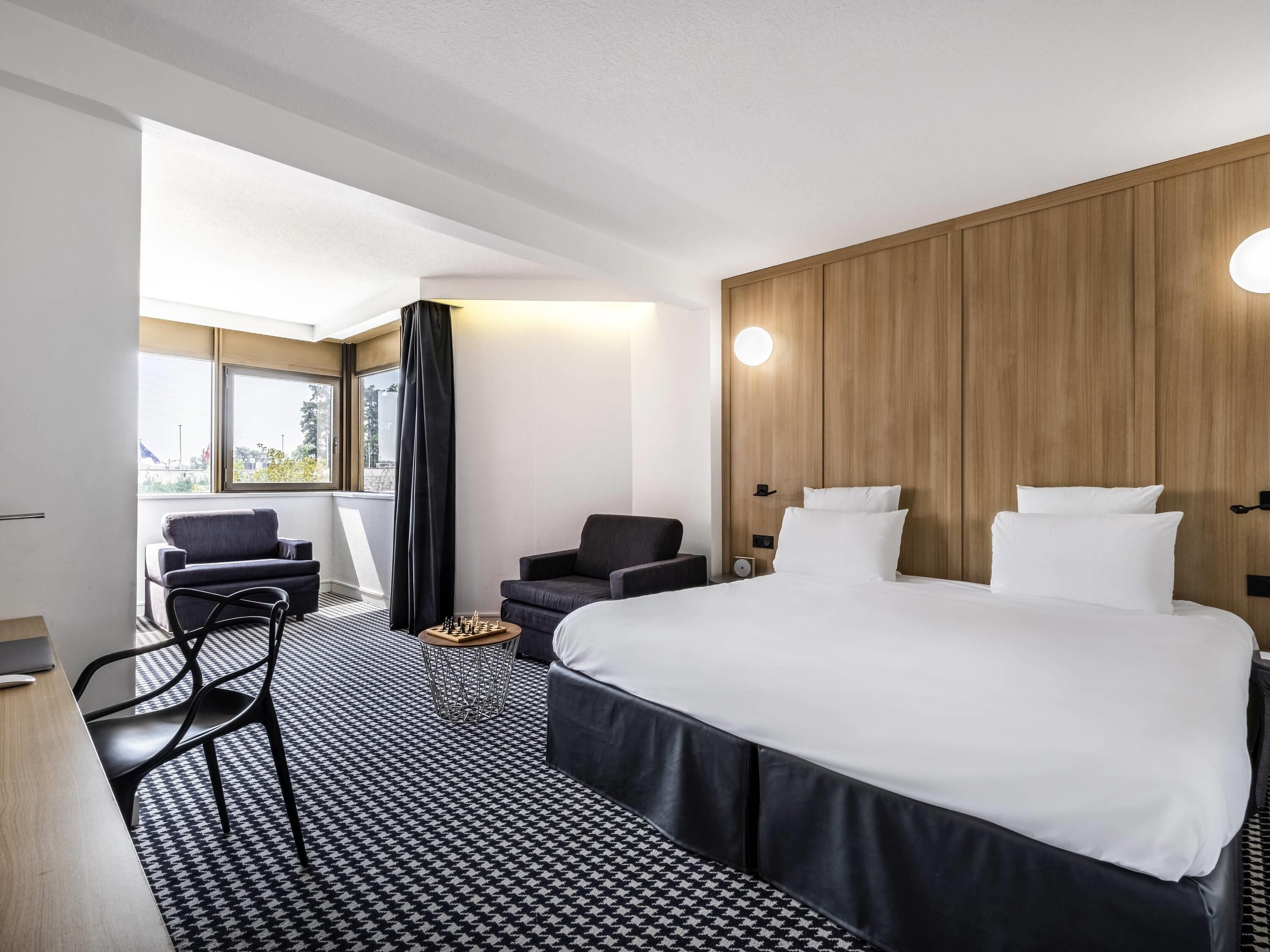 Een bureau, verduisterende gordijnen, geluiddichte muren