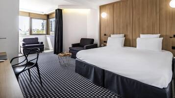 Een bureau, verduisterende gordijnen, geluiddichte muren