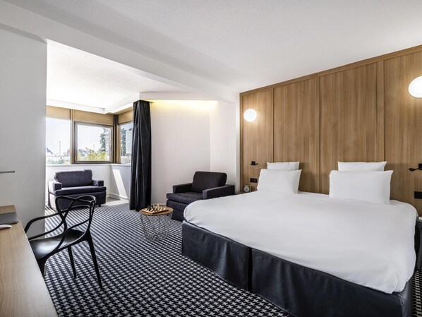 Escritorio, cortinas blackout y sistema de insonorización 