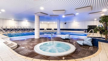 Una piscina cubierta (de 08:00 a 21:00), tumbonas