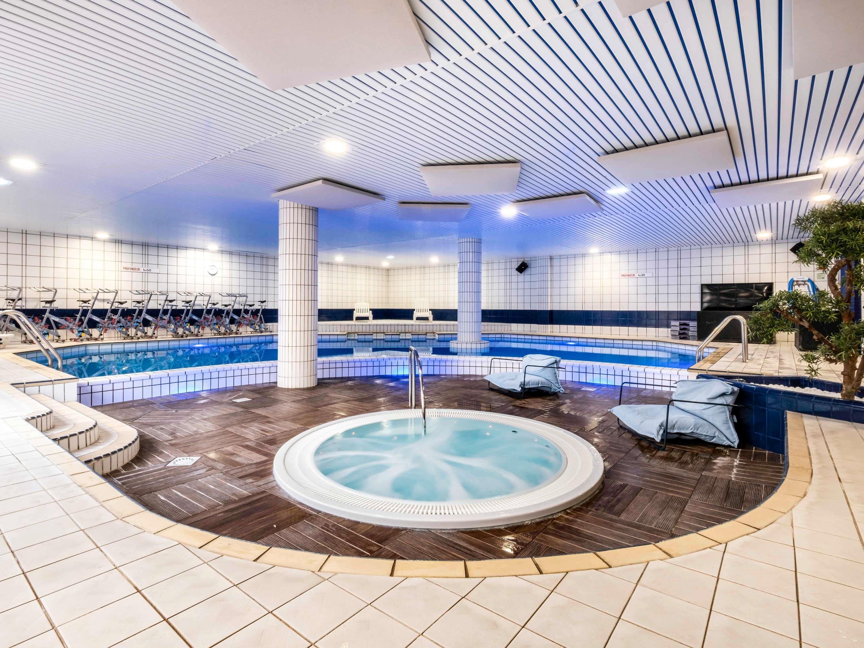 Hồ bơi trong nhà, mở cửa từ 8:00 đến 21:00, ghế dài tắm nắng 