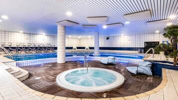 Hồ bơi trong nhà, mở cửa từ 8:00 đến 21:00, ghế dài tắm nắng