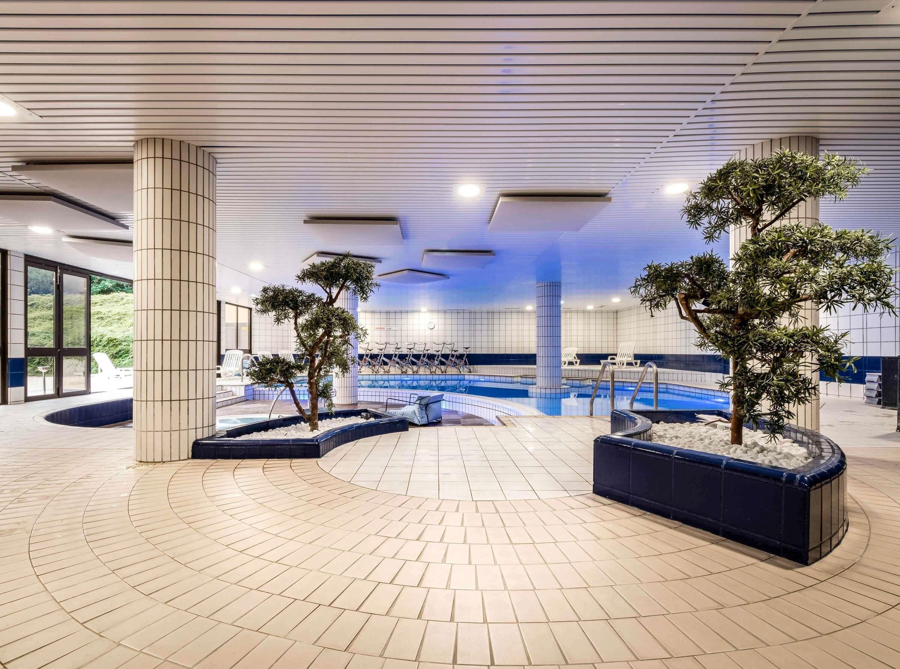 Piscine couverte, accès possible de 08 h 00 à 21 h 00, chaises longues 