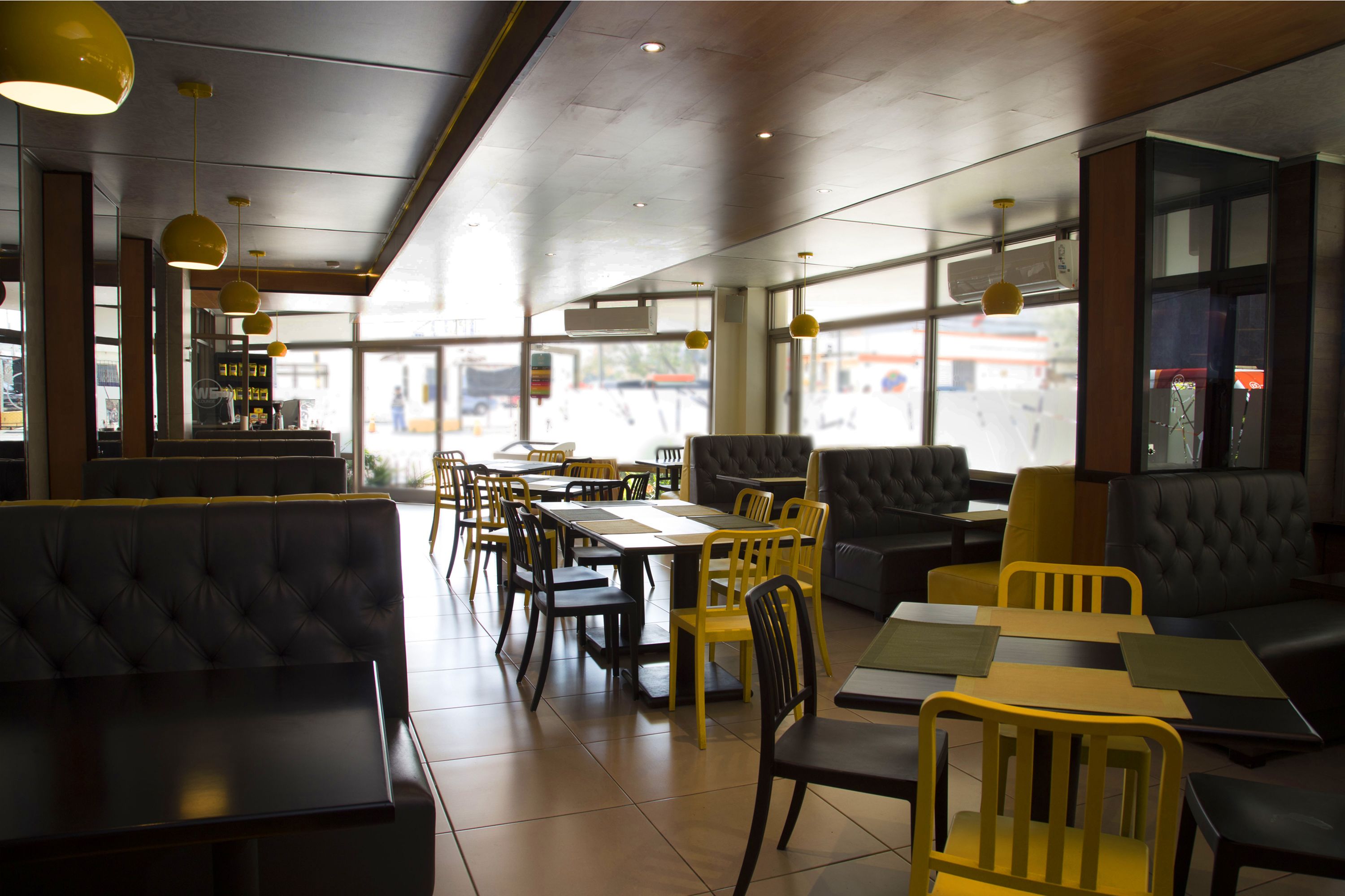 Un interior de restaurante con cabinas, mesas y sillas.