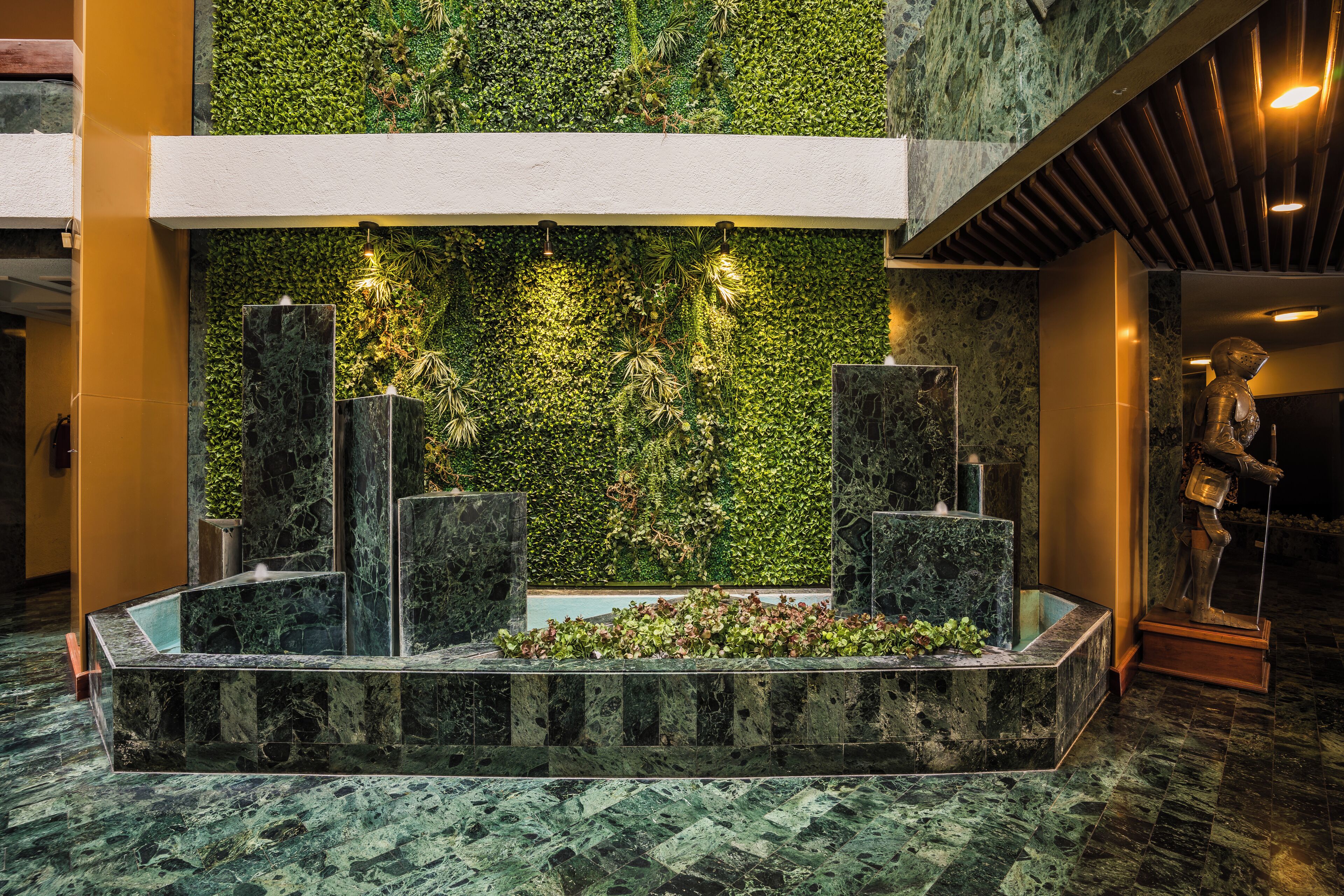 En 50-tommers TV med kabel-kanaler