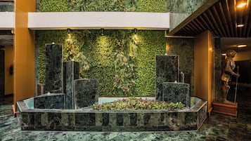 En 50-tommers TV med kabel-kanaler