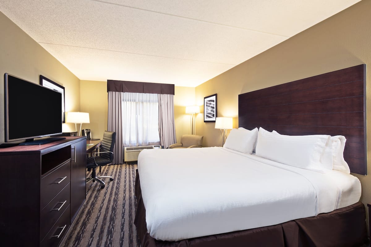 1 bedroom, premium bedding, in-room safe, desk