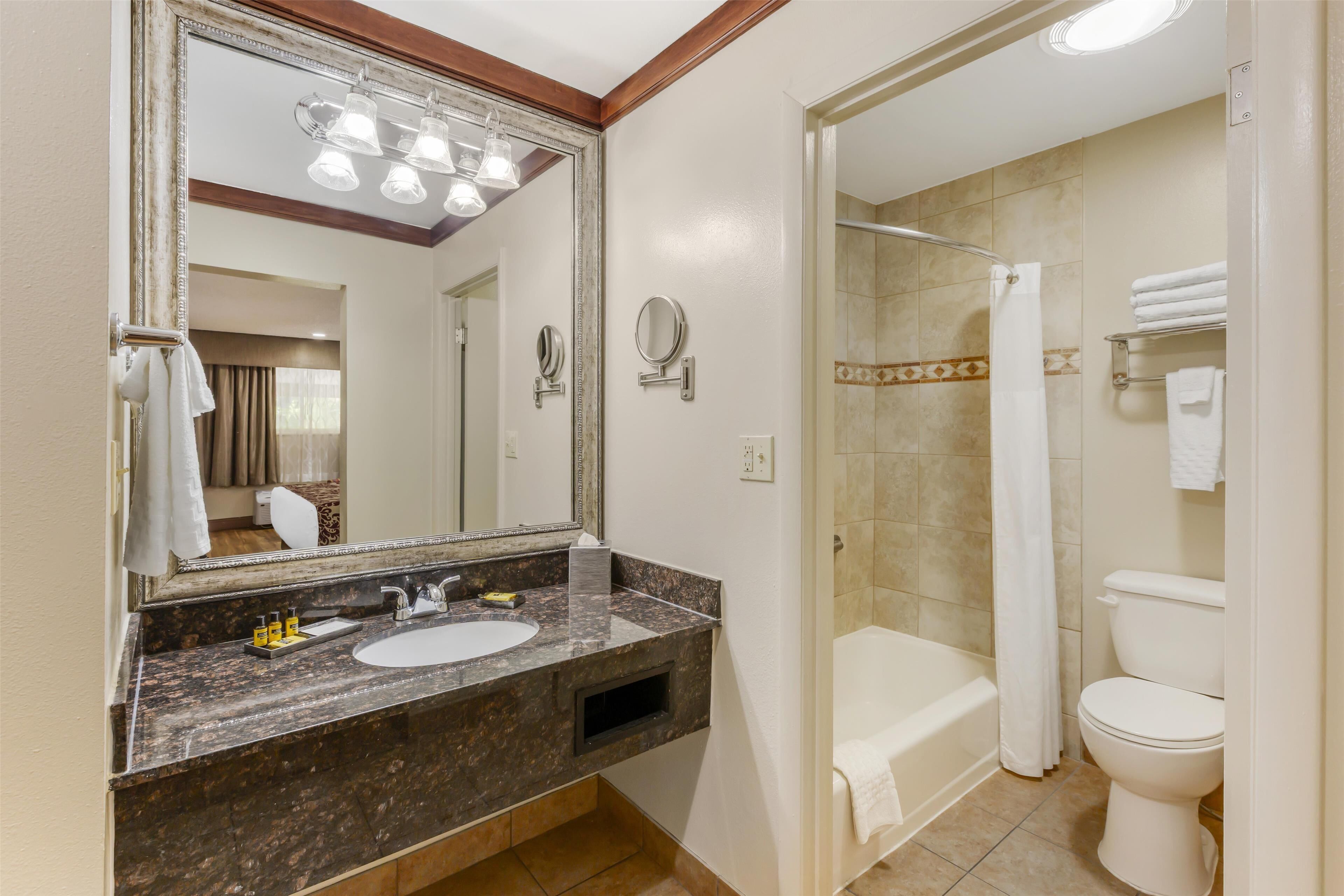 standard room, 1 king bed, non smoking, refrigerator | bathroom | free toiletries, hair dryer, towels