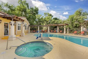 Piscina stagionale all'aperto, una piscina riscaldata, lettini