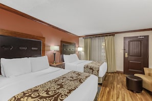 Escritorio, cortinas blackout y tabla de planchar con plancha 