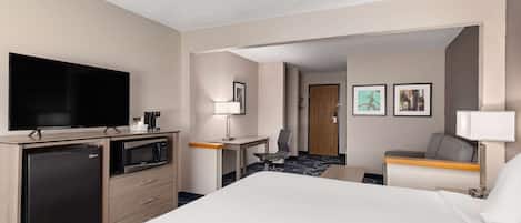 Suite estudio, 1 cama King size, para no fumadores | Decoración personalizada, muebles diferentes y escritorio