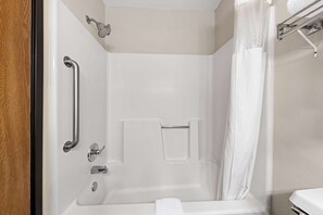 Combined shower/bathtub, free toiletries, hair dryer, towels