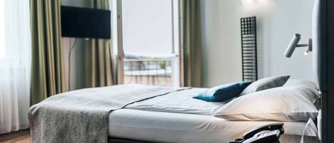 Standardrum - 1 kingsize-säng - utsikt mot staden | Värdeförvaringsskåp på rummet, skrivbord och ljudisolering