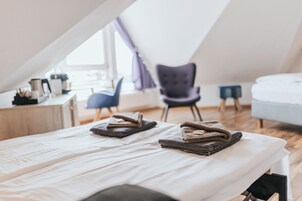 Familienzimmer, 1 King-Bett (with Sofabed) | Zimmersafe, Schreibtisch, schallisolierte Zimmer, Bügeleisen/Bügelbrett