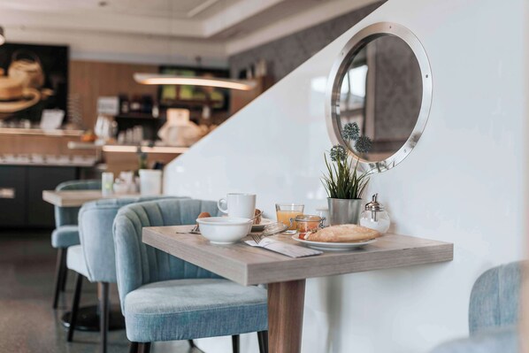 Daily buffet breakfast (EUR 19.00 per person) - Best Western Hotel Kurfürst Wilhelm I (Kassel)