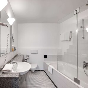 Standard Room, 1 King Bed, City View | Bathroom | Hair dryer, slippers, towels, soap - Best Western Hotel Kurfürst Wilhelm I (Kassel)