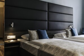 Standard Room, 1 King Bed, City View | 1 bedroom, in-room safe, desk, soundproofing