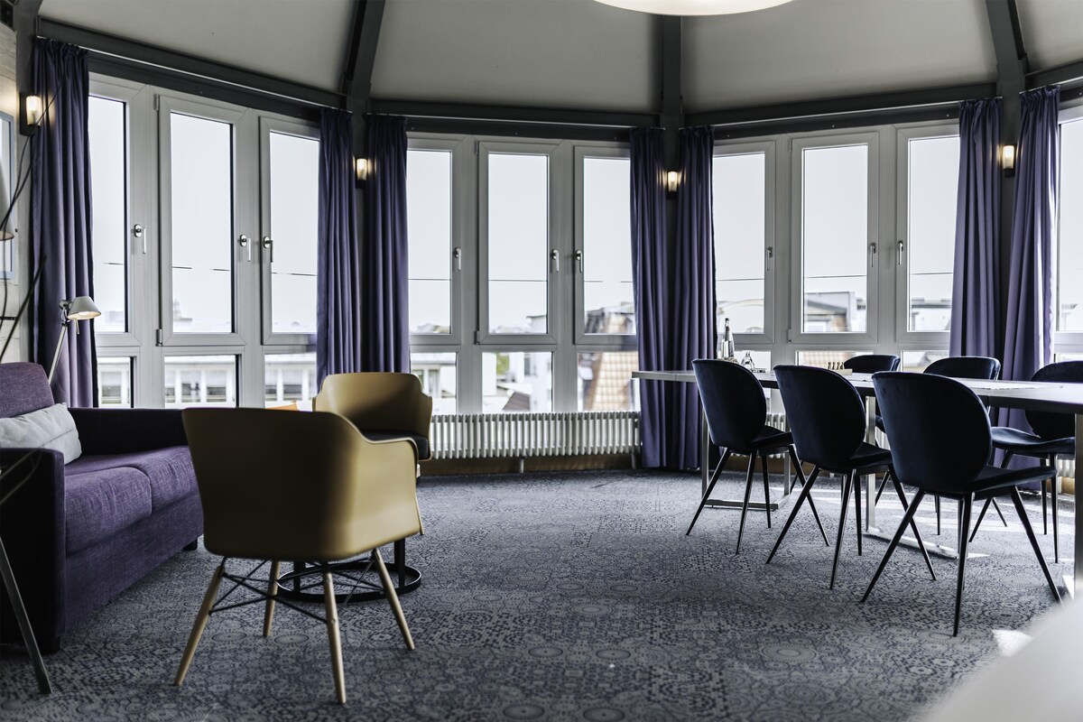 Suite, 1 kingsize-seng | Safe på rommet, skrivebord, lydisolert og strykejern/-brett