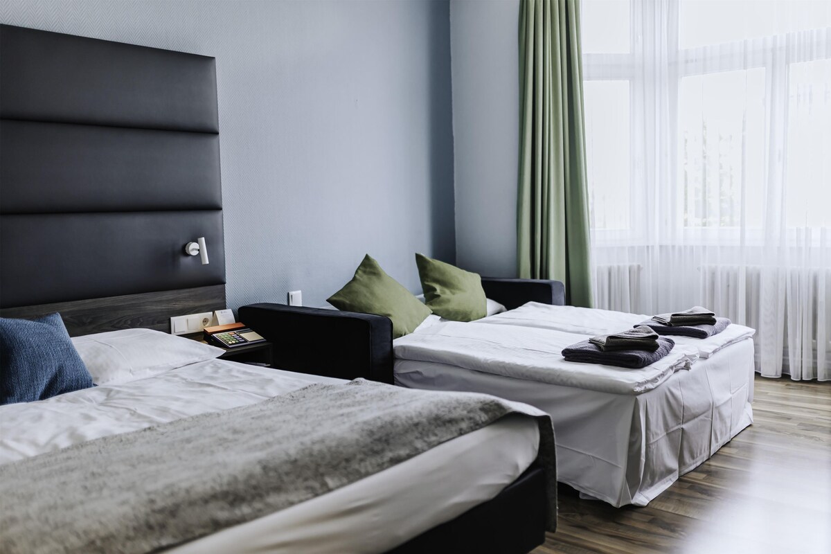 Familierom, 1 kingsize-seng (with Sofabed) | Safe på rommet, skrivebord, lydisolert og strykejern/-brett