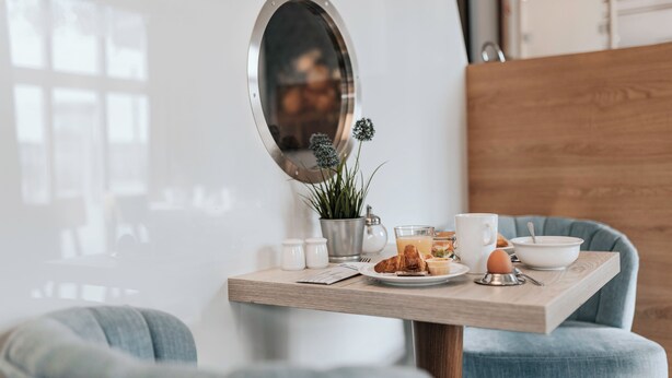 A breakfast table with a mirror, a plant, and various breakfast items. - Best Western Hotel Kurfürst Wilhelm I (Kassel)