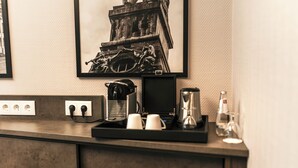 Family Room, 1 Katil Raja (King) (with Sofabed) | Kopi dan/atau pembancuh kopi