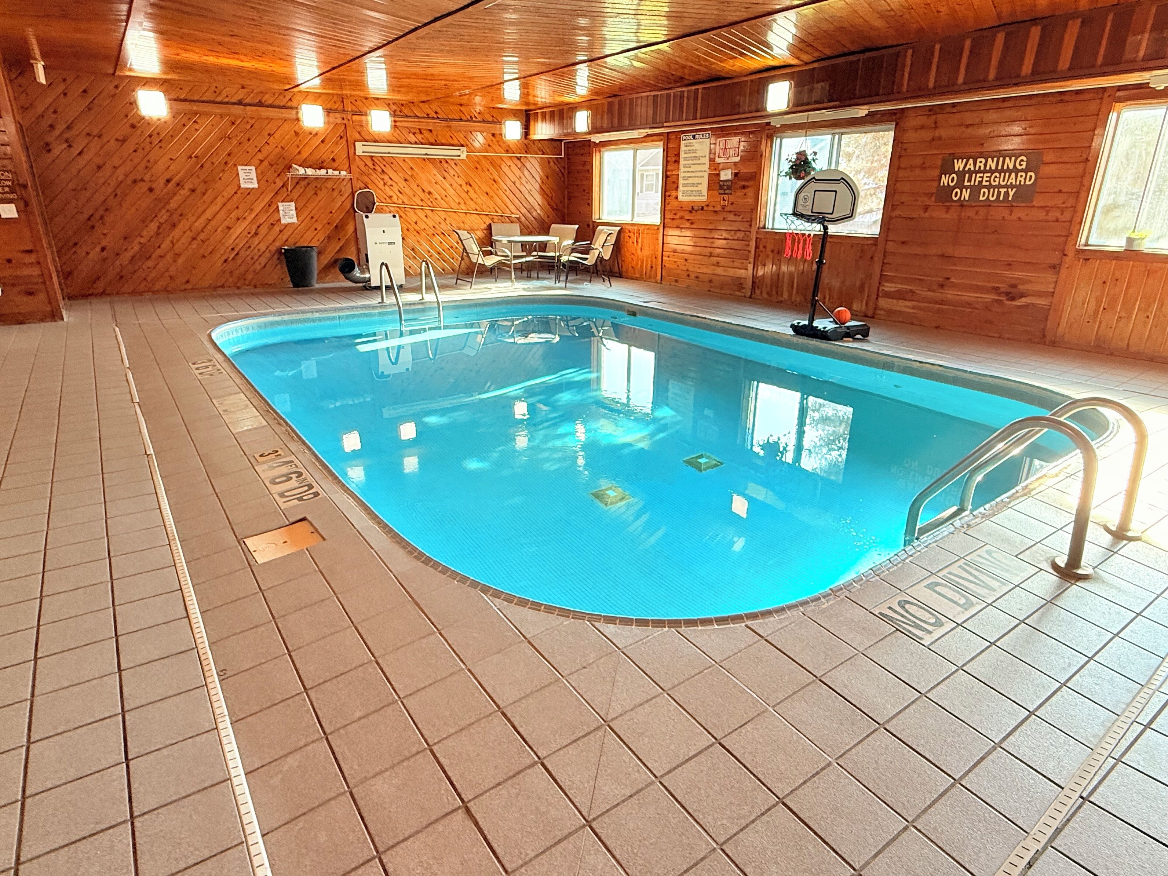 Innendørsbasseng