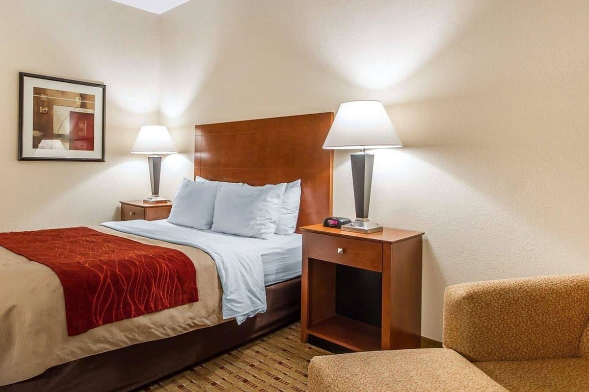 Premium bedding, iron/ironing board, free cribs/infant beds