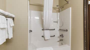 Un baño moderno con bañera, ducha y toallero.