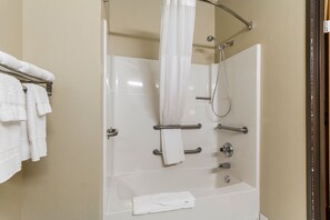 Free toiletries, hair dryer, towels - Quality Inn & Suites Eau Claire University Area (Eau Claire)