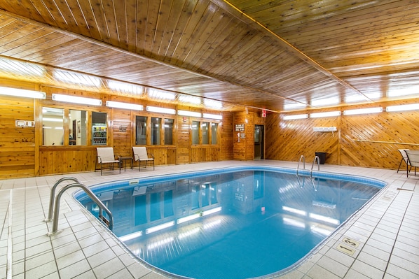 Indoor pool, sun loungers