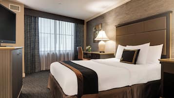 Standard Room, 1 Queen Bed, Non Smoking | Egyptian cotton sheets, premium bedding, pillow-top beds, in-room safe