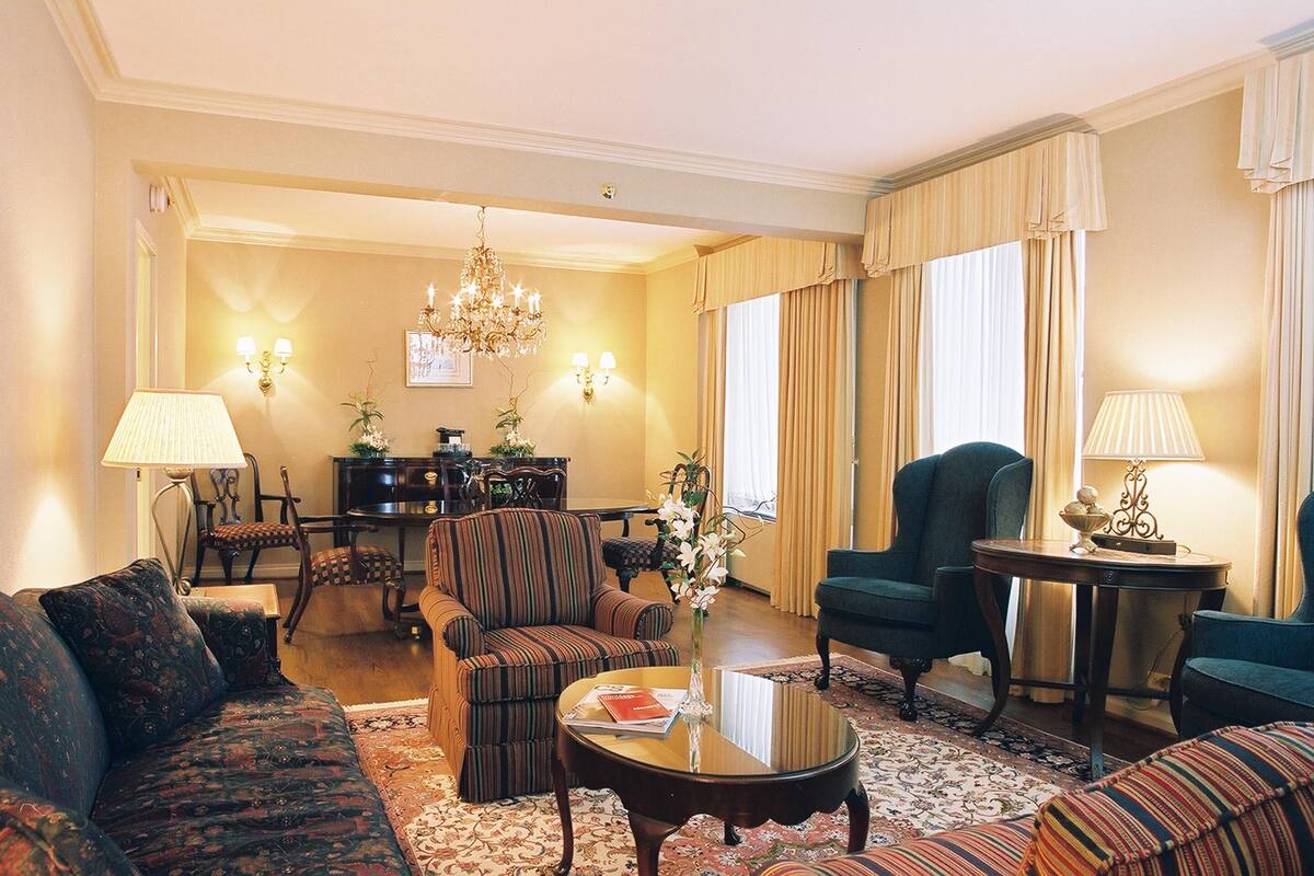 套房, 1 張特大雙人床, 非吸煙房 (Living Room) | 埃及棉床單、高級寢具、特厚豪華床墊、房內夾萬