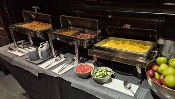 Café da manhã com buffet grátis todos os dias