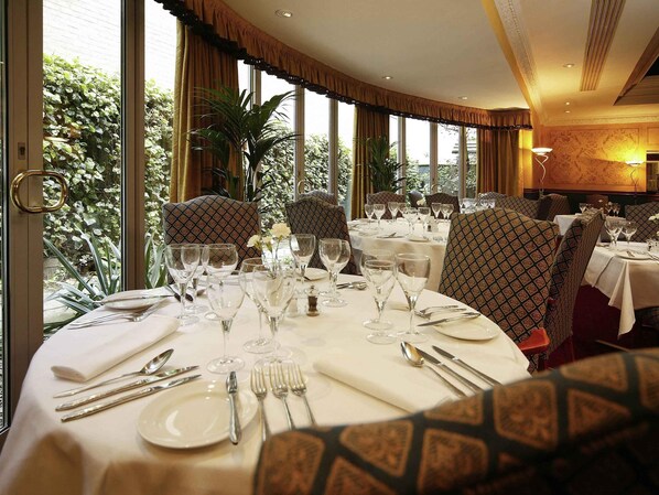 Breakfast and dinner served, British cuisine - Mercure York Fairfield Manor Hotel (York)