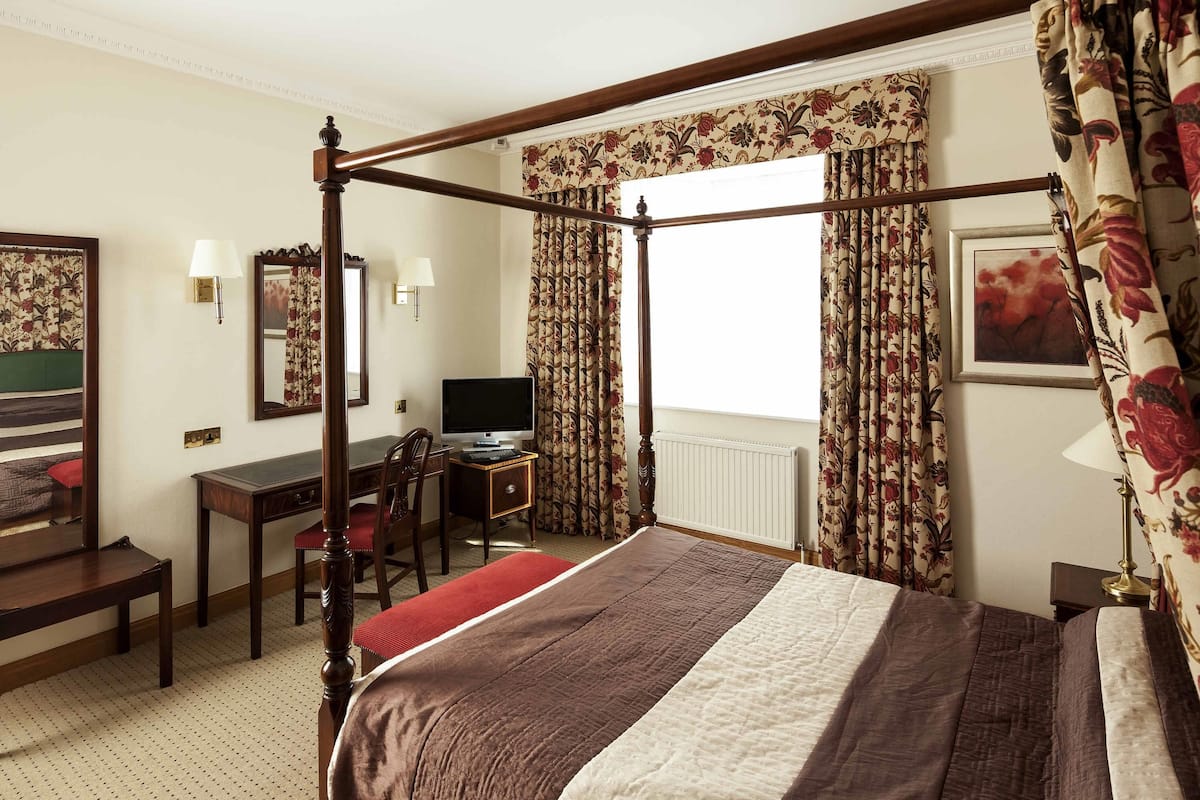 Suite Supérieure, 1 lit double | Coffres-forts dans les chambres, bureau, chambres insonorisées