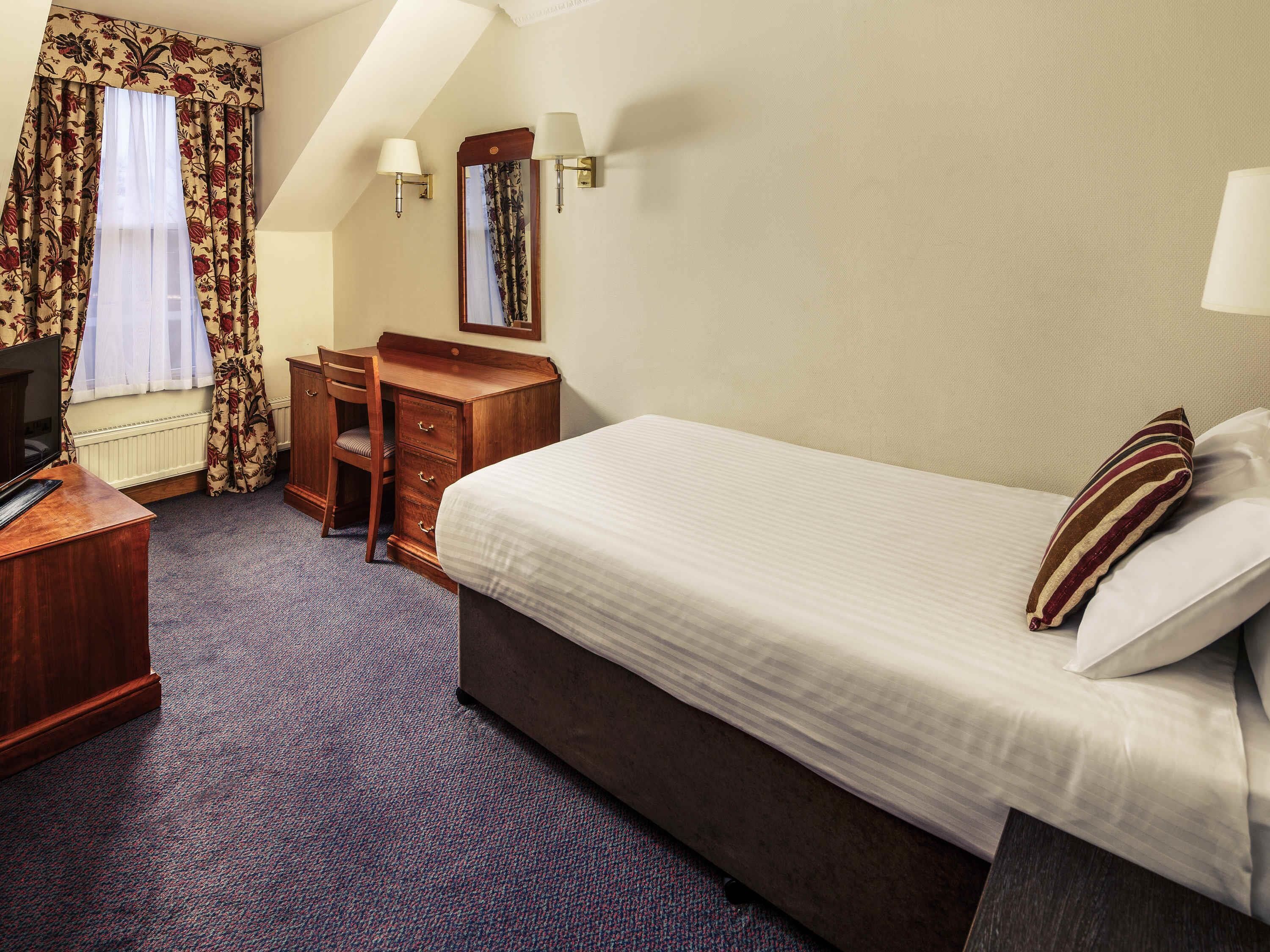 Classic Room, 1 Single Bed | In-room safe, desk, soundproofing, iron/ironing board