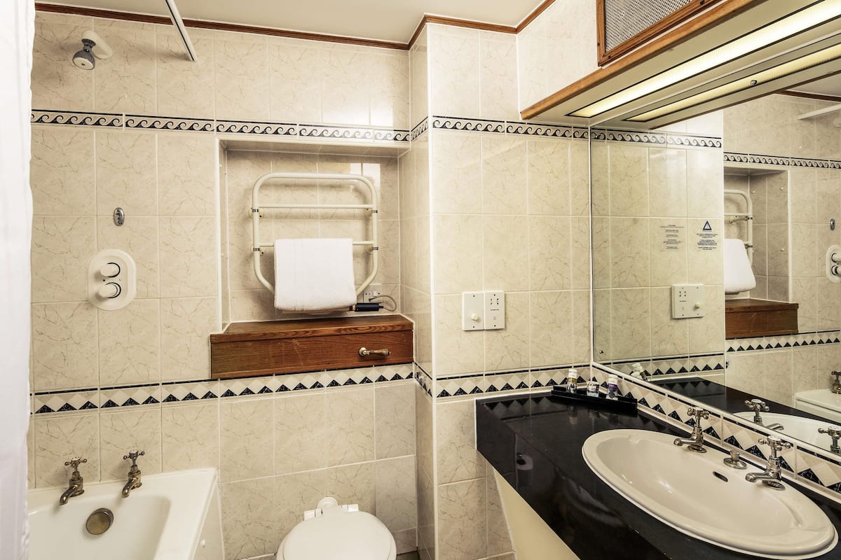 Värdeförvaringsskåp på rummet, skrivbord och ljudisolering