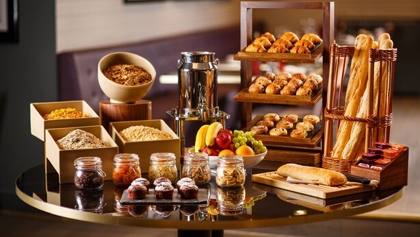 Un bufé de desayuno con diferentes alimentos y acompañamientos.